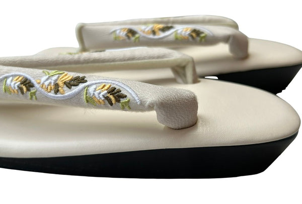 Japanese Zori Sandals: Floral Embroidered Kimono Footwear
