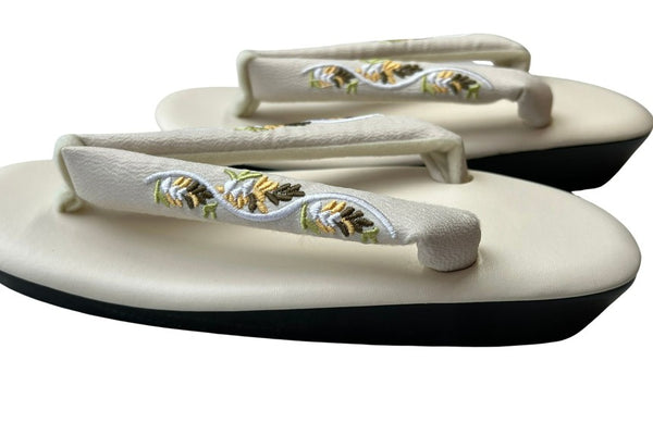Japanese Zori Sandals: Floral Embroidered Kimono Footwear