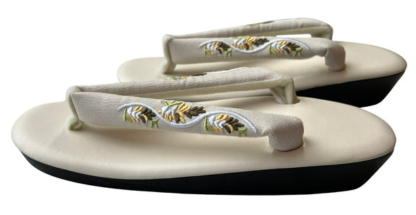 Japanese Zori Sandals: Floral Embroidered Kimono Footwear