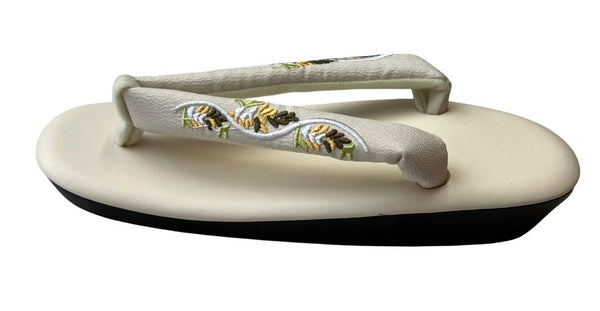 Japanese Zori Sandals: Floral Embroidered Kimono Footwear