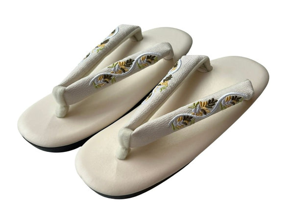 Japanese Zori Sandals: Floral Embroidered Kimono Footwear