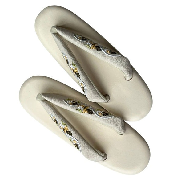 Japanese Zori Sandals: Floral Embroidered Kimono Footwear