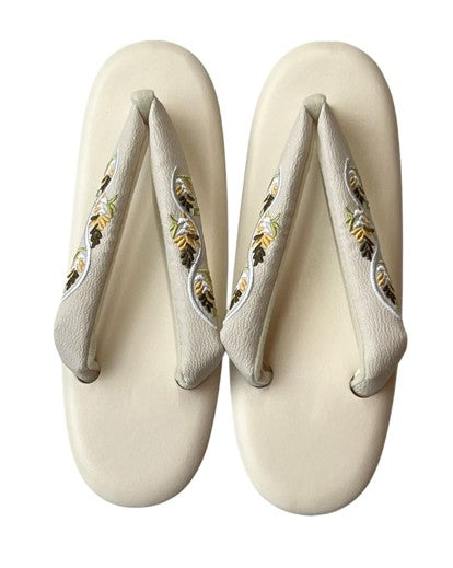 Japanese Zori Sandals: Floral Embroidered Kimono Footwear