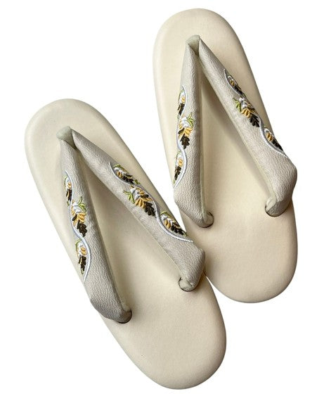 Japanese Zori Sandals: Floral Embroidered Kimono Footwear