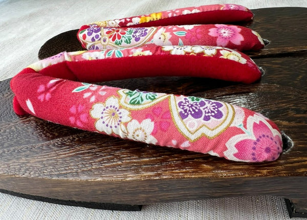 Japanese Women's Traditional Wooden Geta Sandals – Dark Wood with Pink Floral Thong Straps, Size 7.5