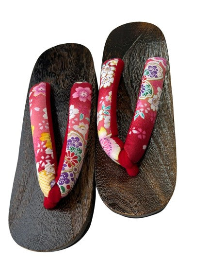 Japanese Women's Traditional Wooden Geta Sandals – Dark Wood with Pink Floral Thong Straps, Size 7.5