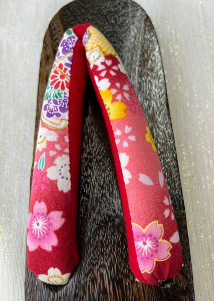 Japanese Women's Traditional Wooden Geta Sandals – Dark Wood with Pink Floral Thong Straps, Size 7.5