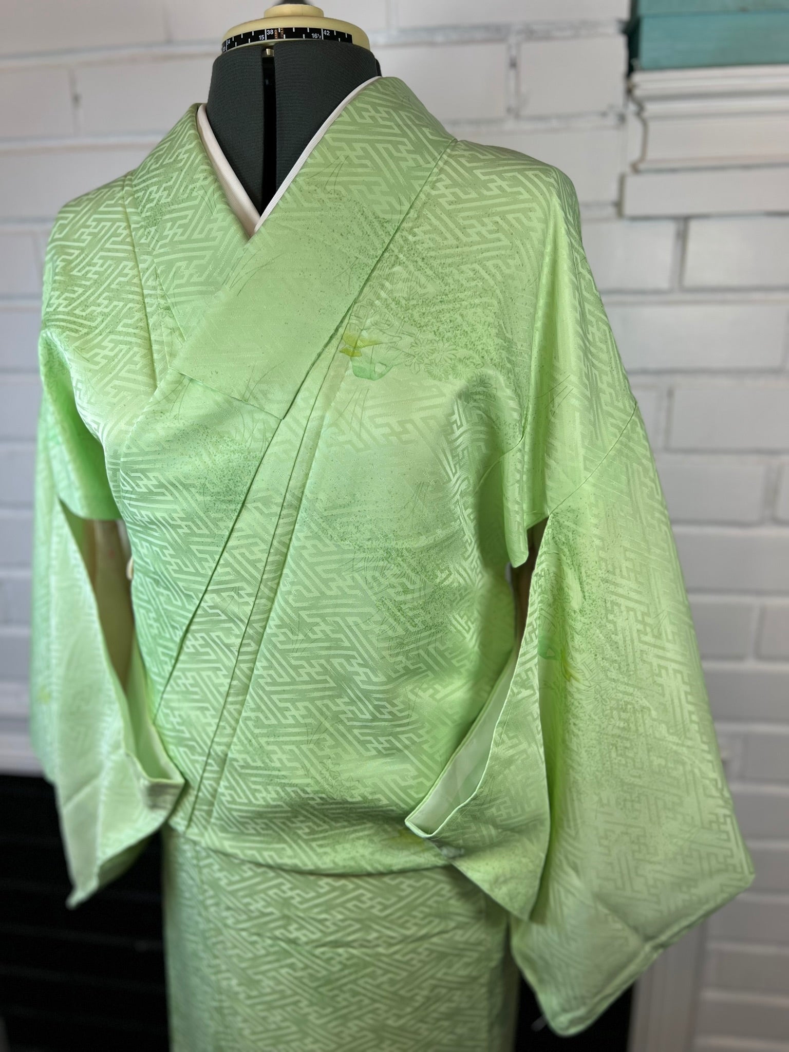 Japanese Washable Vintage KIMONO, Size: M / Traditional Women's Awase (Lined) "Komon" Kimono, Light Green with  Geometric Woven Pattern