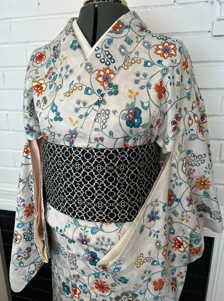 Vintage Awase Kimono – Elegant Floral Japanese Kimono in Soft White