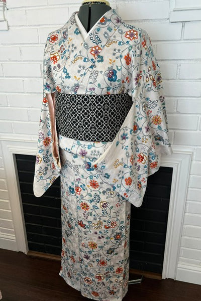 Vintage Awase Kimono – Elegant Floral Japanese Kimono in Soft White