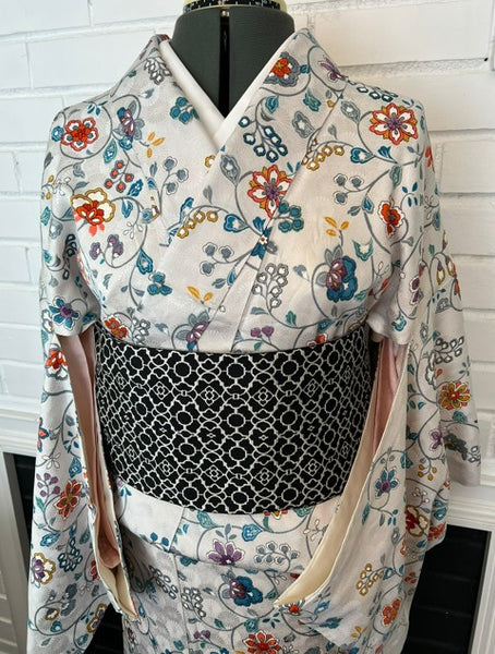 Vintage Awase Kimono – Elegant Floral Japanese Kimono in Soft White