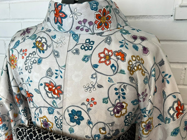 Vintage Awase Kimono – Elegant Floral Japanese Kimono in Soft White